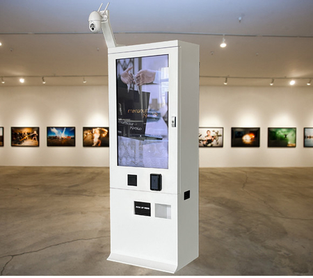 Innovativer Schmuck-Automat bequem mit Kamera und Großleinwand