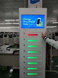 8 Schließfächer geben die Handy-Ladestationen frei, die Kiosk mit verschiedenen Sprachen UI annoncieren